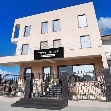 Super Townhouse Taj Nagri Basai Formerly Royal Empire Tājganj Екстериор снимка