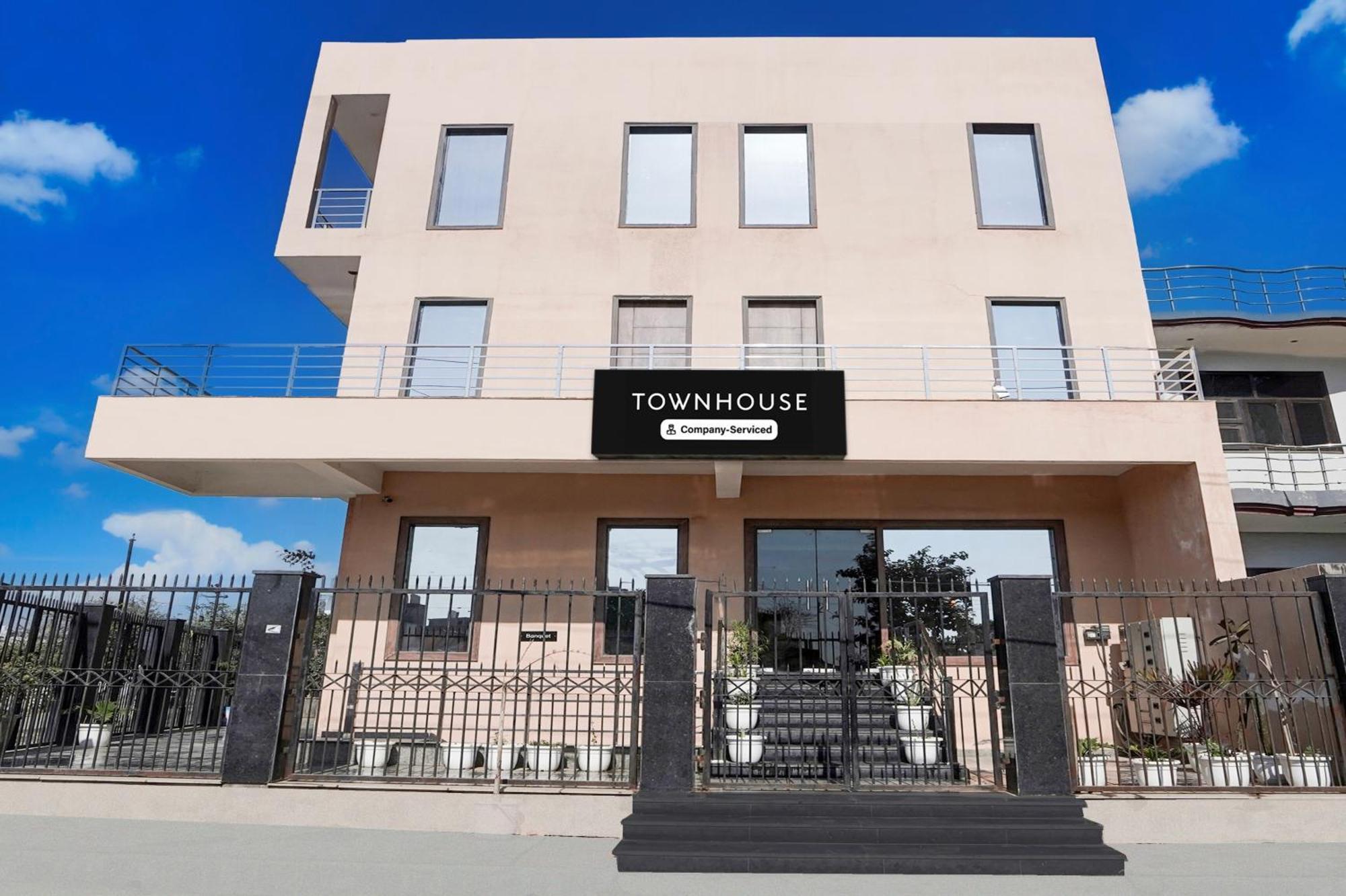 Super Townhouse Taj Nagri Basai Formerly Royal Empire Tājganj Екстериор снимка